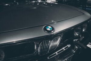 pexels maria geller 2127024 scaled 300x200 - Investér i brugte reservedele til din BMW F11